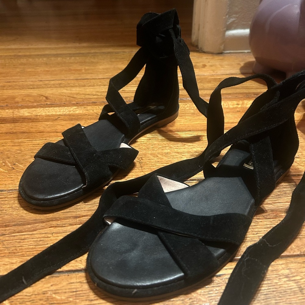 Black suede Louise et Cie sandals, size 8.